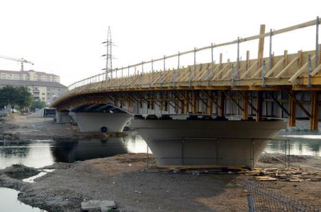 Se toarnă beton pe Podul Sovata (FOTO)
